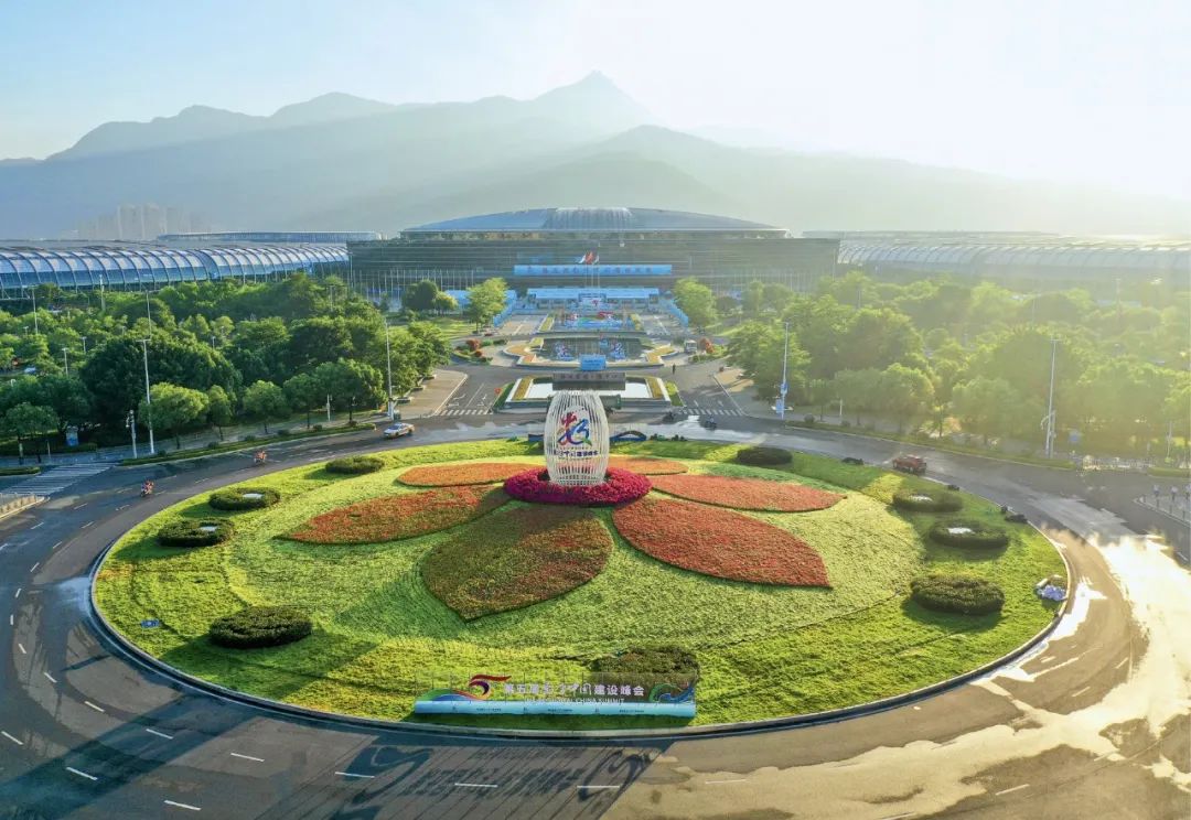 东风万里绘宏图——习*平近**总书记指引数字中国建设述评