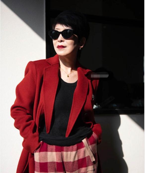 怎么穿红色才不显得尴尬,什么样的红色适合年轻人穿