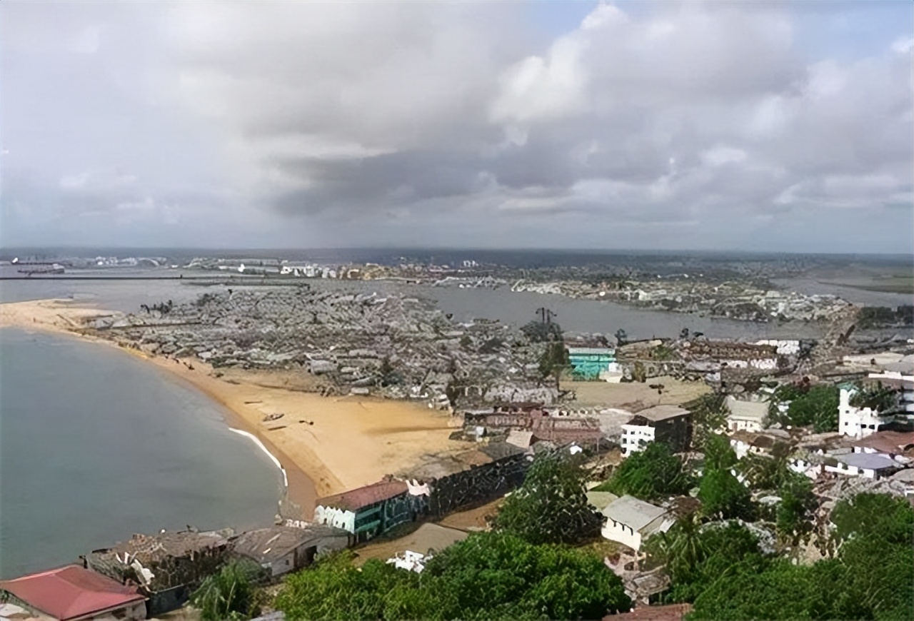 没见过这么穷的国家，买双拖鞋还要分期，一下雨半个国家都瘫痪