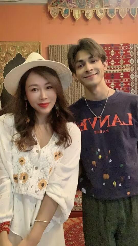 曾是国家一级演员，功成名就移居泰国，50岁单身豪宅奢华