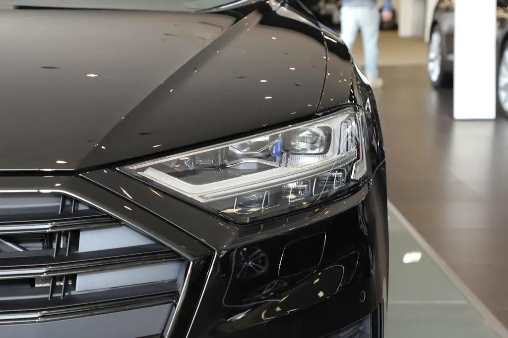 号称西装暴徒，配4.0TV8发动机，4秒破百，带你体验奥迪S8