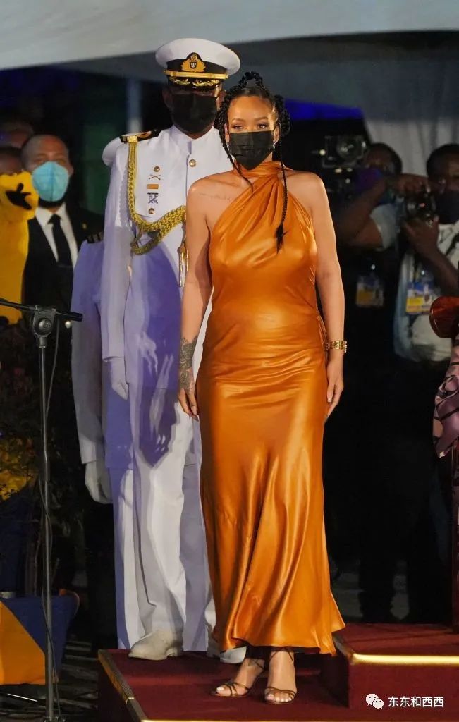 穿比基尼挺巨肚亮相巴黎2度街头,瓜友预言她敢直播生孩子……