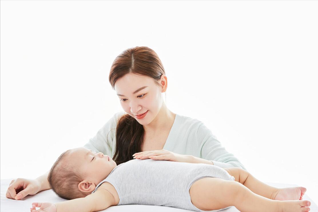 10个月婴儿白天摇头摇几下,宝宝七个月有时候摇头为什么