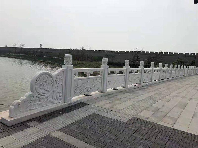 花岗岩和大理石汉白玉的成品对比,石材栏杆跟铁艺栏杆哪个贵