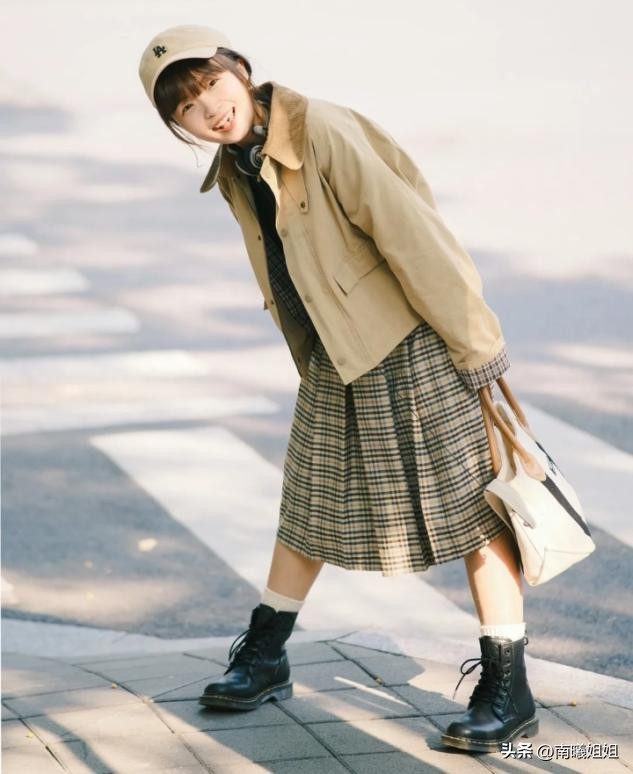 杨幂同款镂空马丁靴显腿粗吗,杨幂带火的鞋子素材