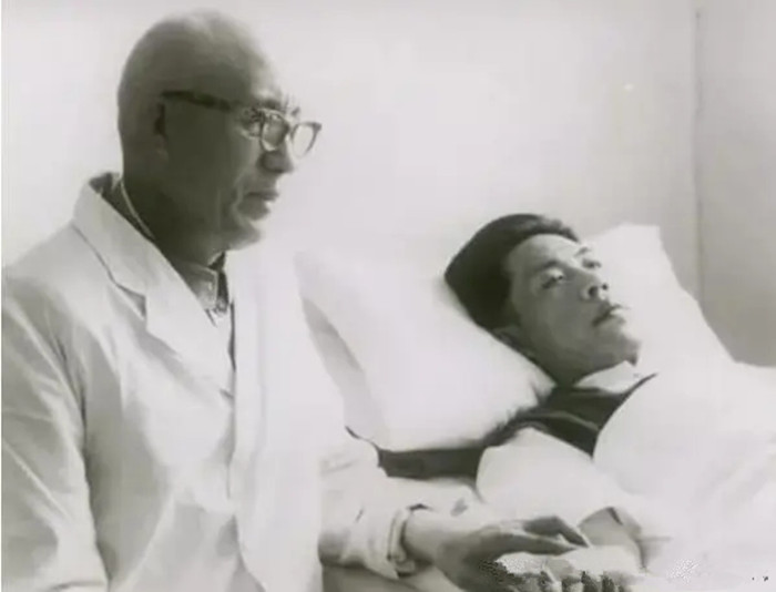 毛主席高烧不退，西医治疗无效，中医开方毒性大，毛主席：我不怕