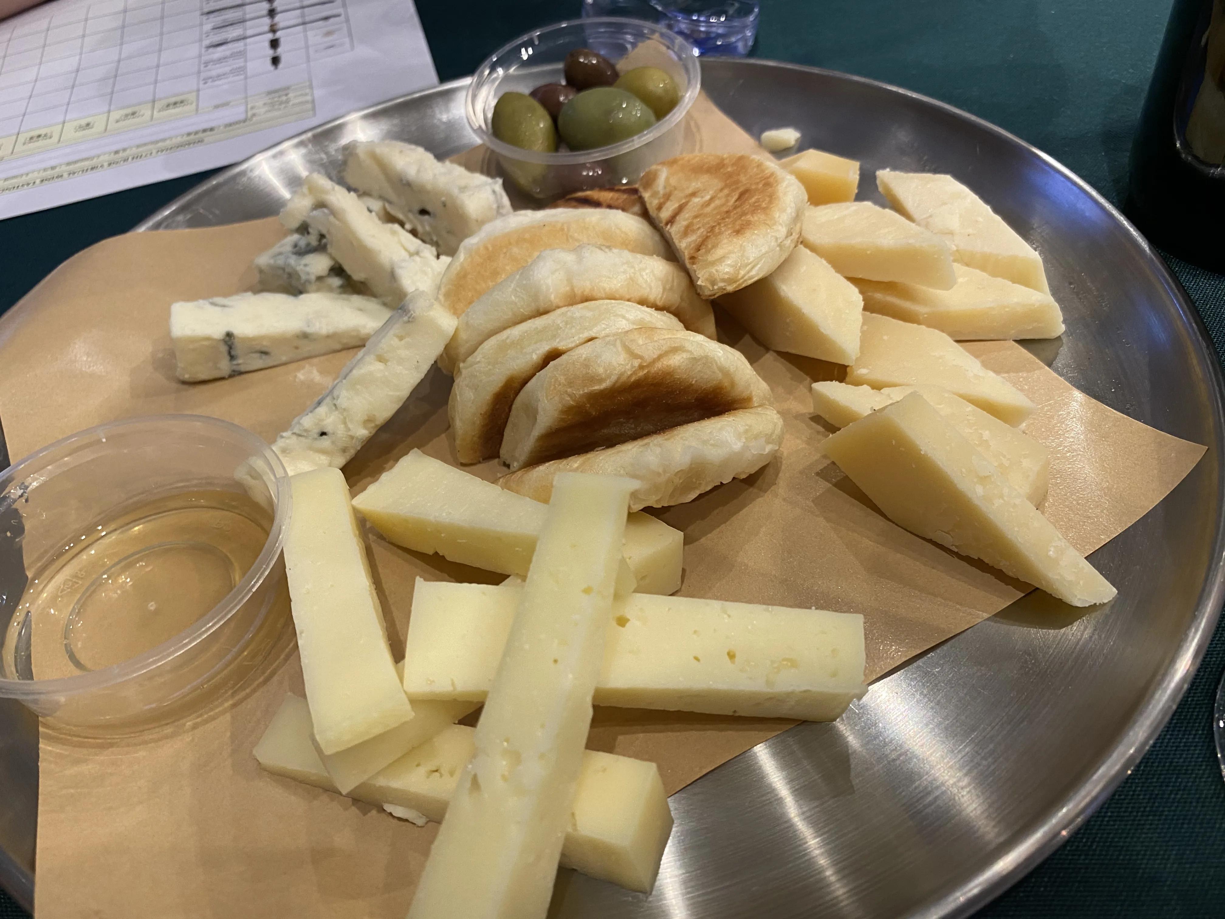 弄堂小吃、欧洲红酒，中西雅俗共赏