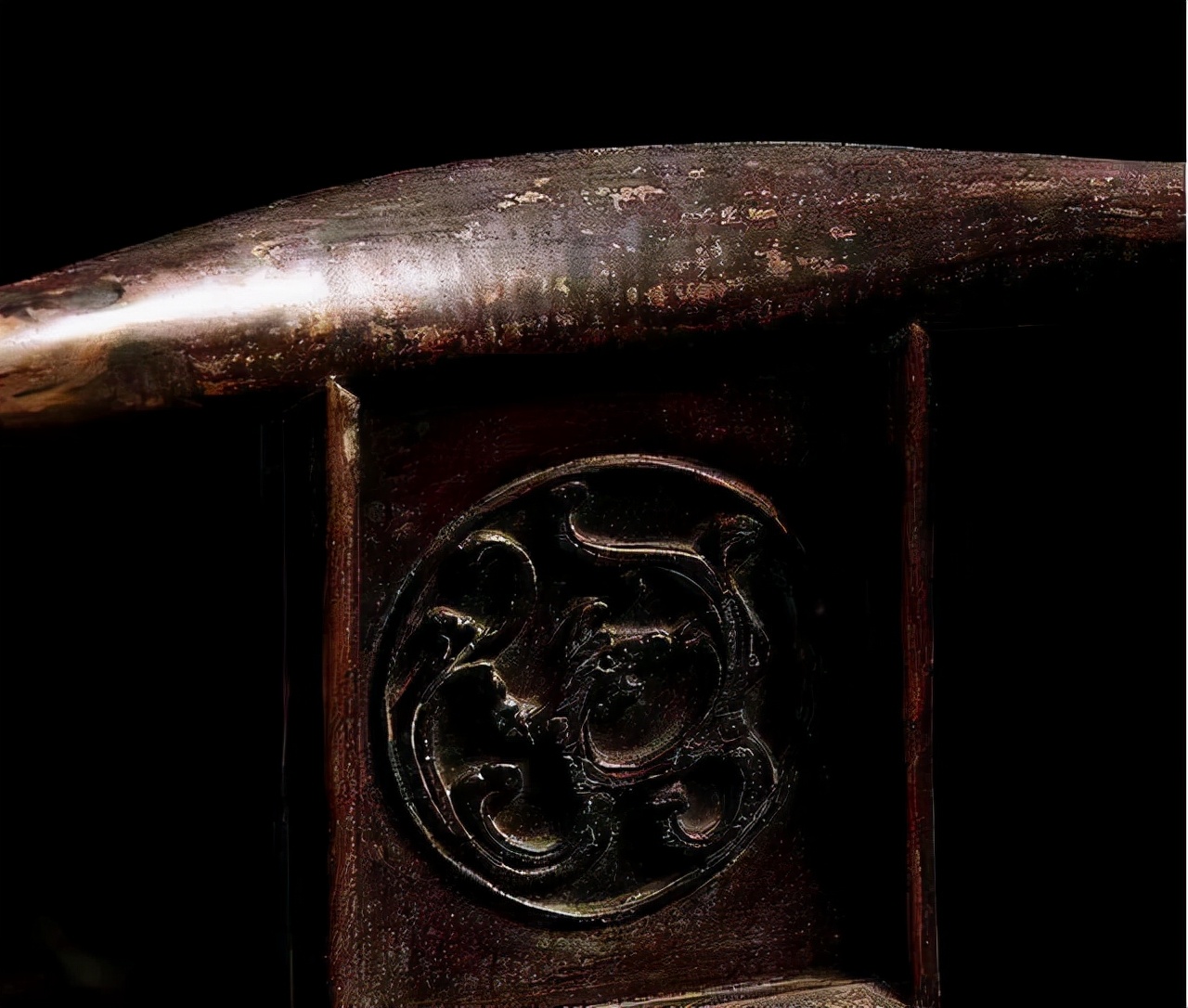 老人捡到一把椅子结果是古董,老人捡到了一把破椅子