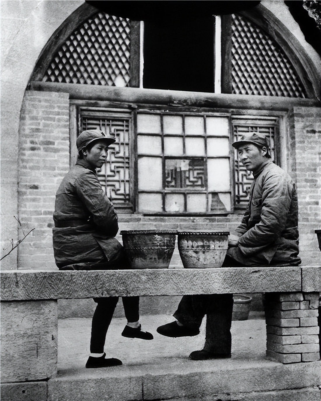 1984年*子珍贺**逝世，北京多家报纸刊载消息，邓公亲笔批示葬仪规格