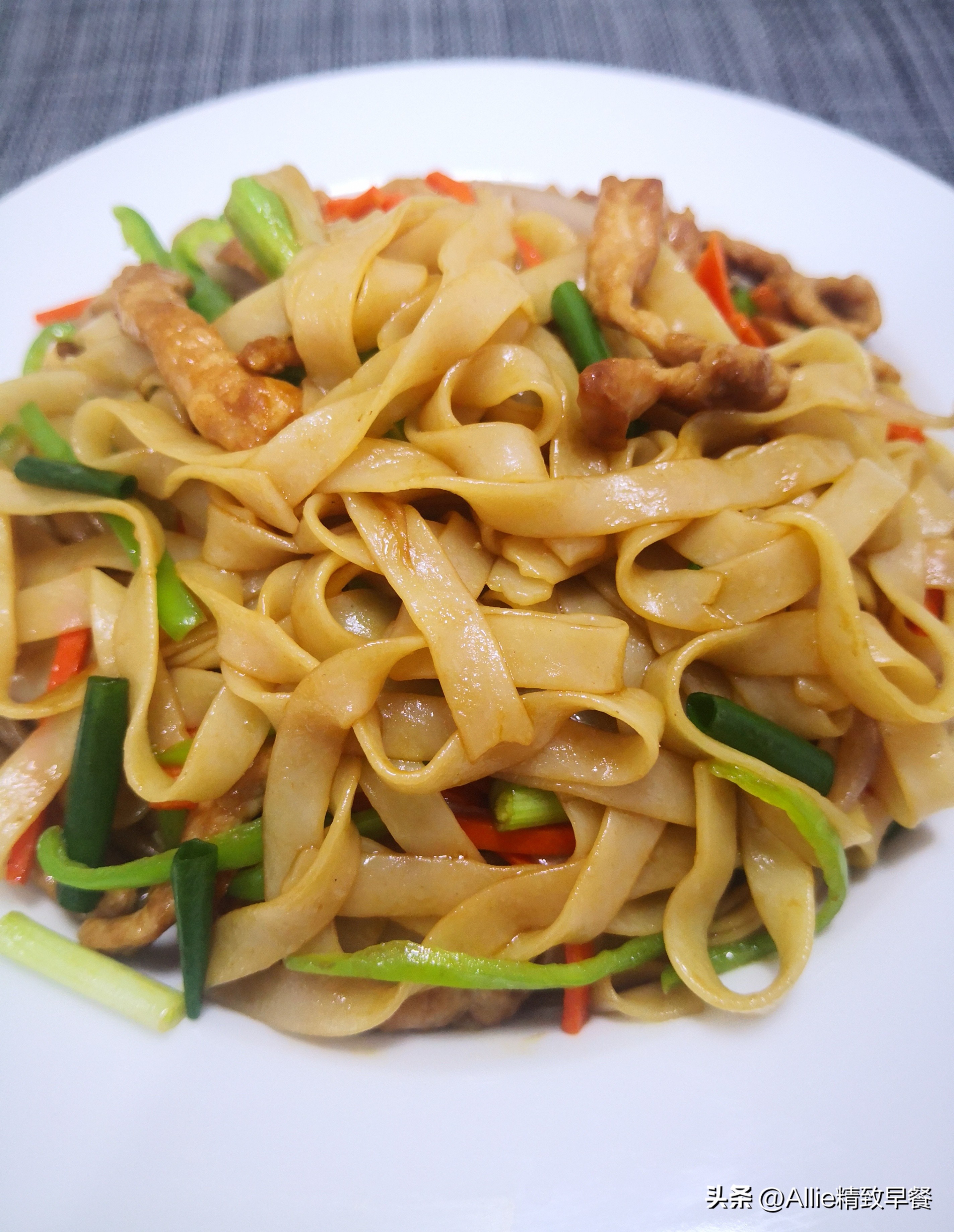 广东人爱吃的炒河粉，教您在家就能做，根根分明爽滑入味，零厨艺