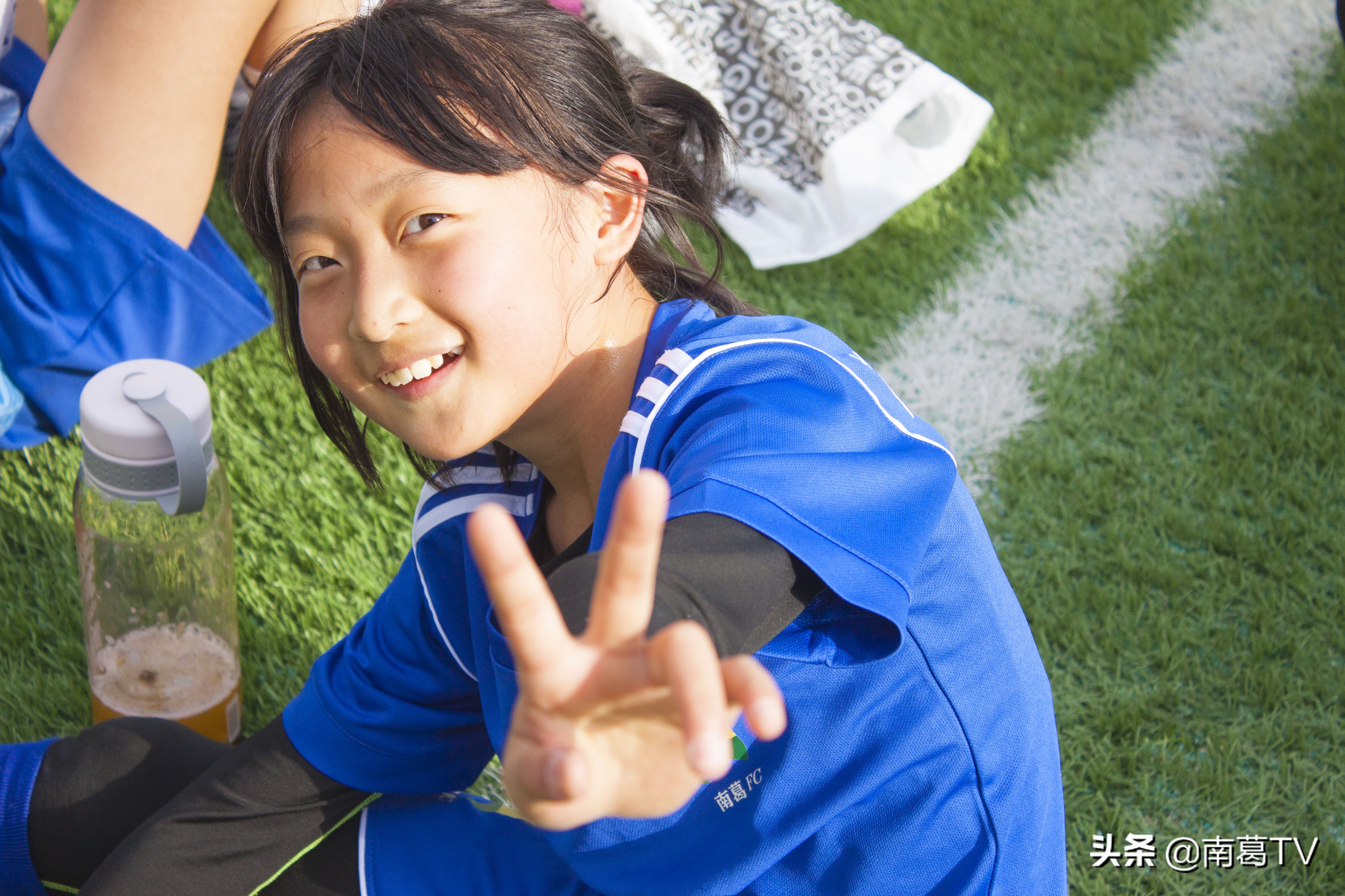 爱踢球的女人漂亮吗,爱足球的女孩一定很有魅力