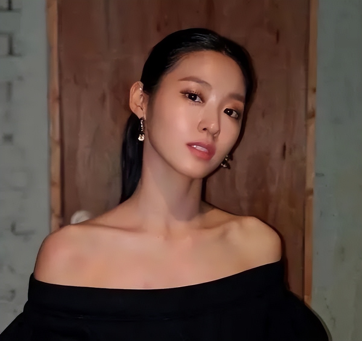 被网友称为“韩国最强肉体”身材演技在线的金雪炫还热衷慈善事业