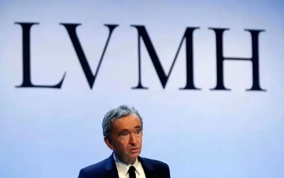 2023.02.01快报|LVMH表示*制抵**全球代购行为；Prada集团推出环礁湖幼儿园项目；Valentino回收再利用秀场道具