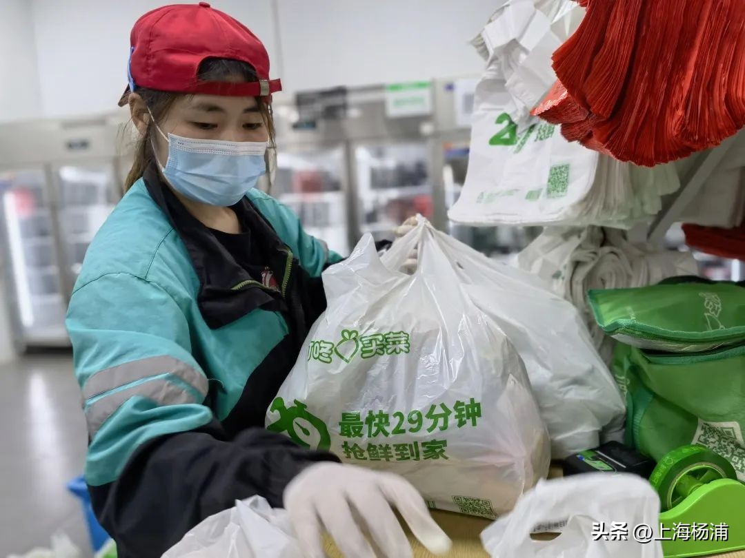 高温“烤”验下，“送菜小哥”每天送货100多单