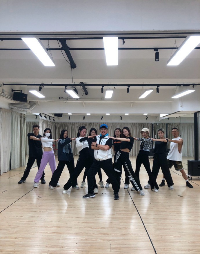 73岁的谭咏麟依然坚持跑步,谭咏麟72岁现场唱歌