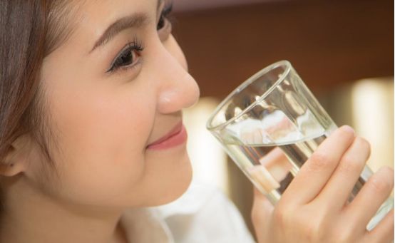 脸上长小斑点怎么去除,手背上长斑点怎么去除