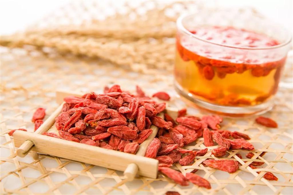 女性冬天适合喝什么养生茶最好,女性冬天适合喝什么养生茶呢