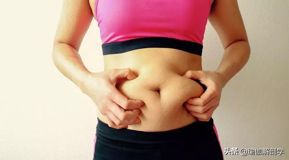 小肚子突出练哪个瑜伽动作,让肚子成为马甲线的瑜伽动作