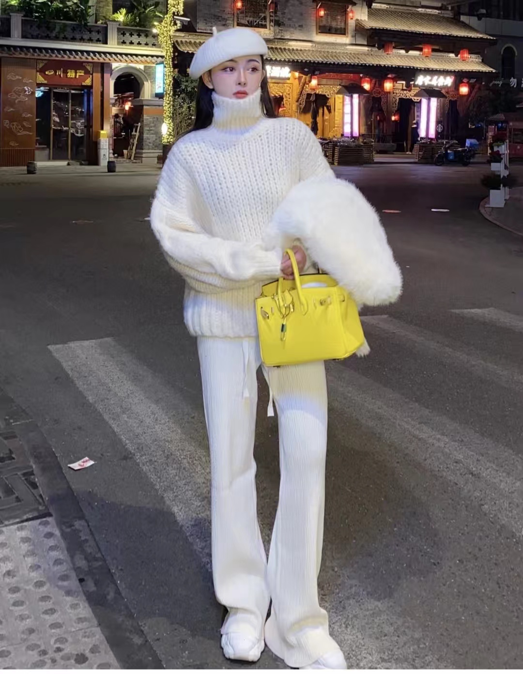 白色搭什么颜色最好看冬季女士,秋冬搭配什么颜色显白