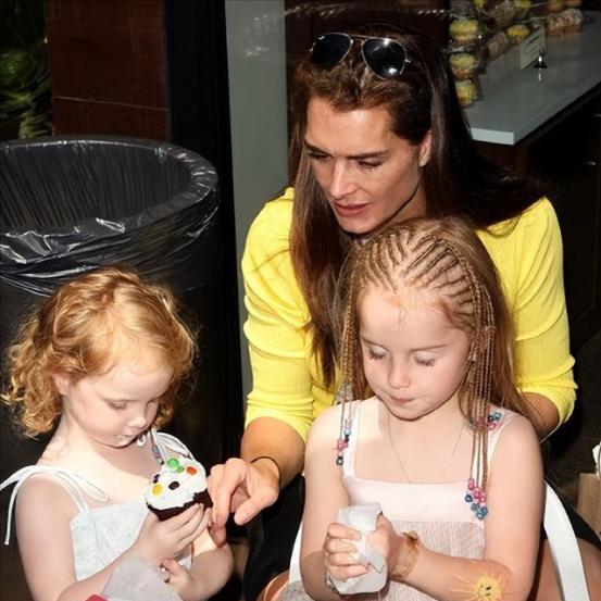 波姬·小丝：我10岁全裸出镜，20岁仍是完璧之身，往事已不堪回首