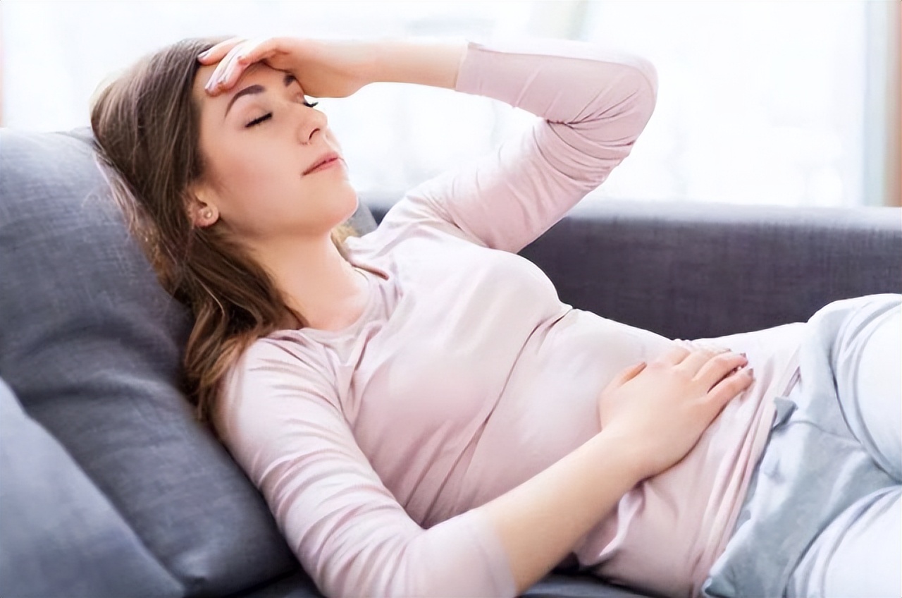 女生来例假就流了一点血怎么回事,女生经期流出肉一样的血块是什么