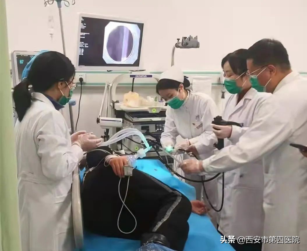 #健康中国行动2030#【吃鸡有风险！六旬老人不慎将4cm鸡骨头卡在喉咙】