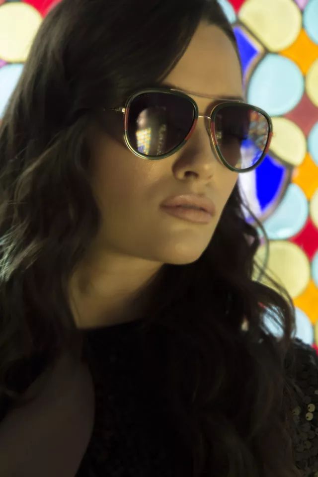 gucci是什么品牌眼镜,gucci眼镜有款红边框的眼镜