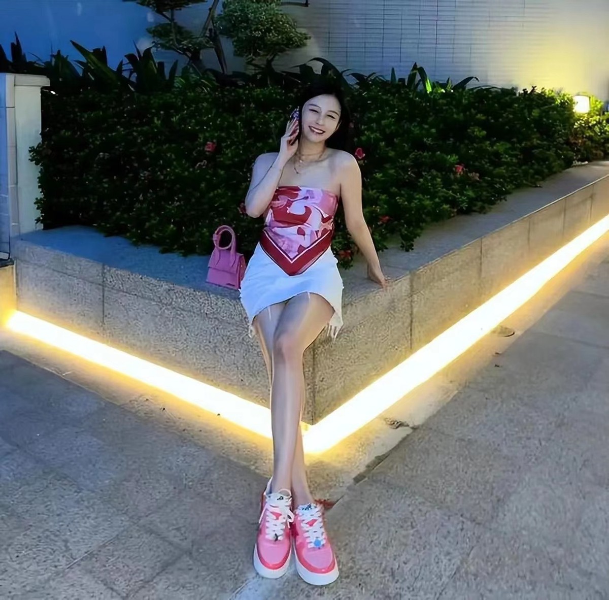 邱淑贞17岁二女儿穿露脐装,邱淑贞早年穿搭