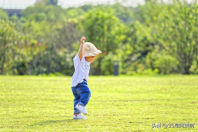 保姆看孩子把额头上磕了一下,保姆把家里老人摔伤需要担责任吗