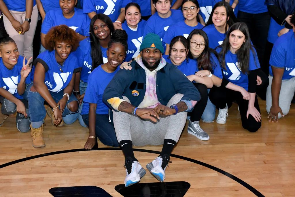 球场之外的“詹皇”：10亿身家，1亿慈善