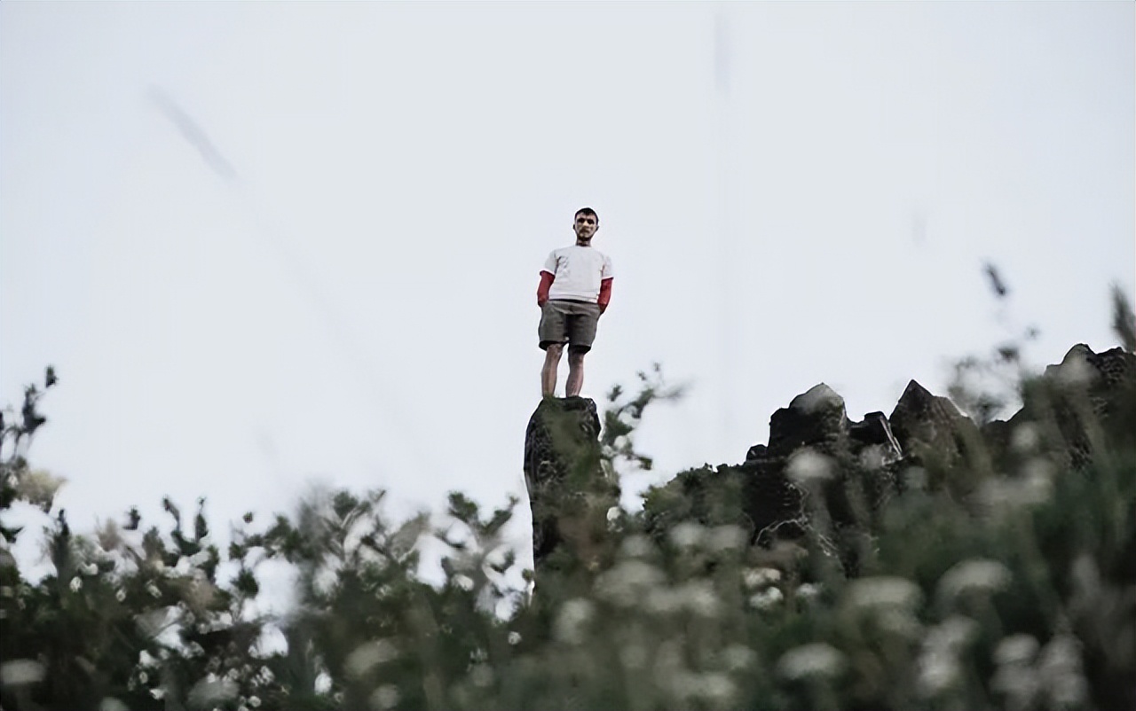 若觉生活太难，不妨读读《盐镇》