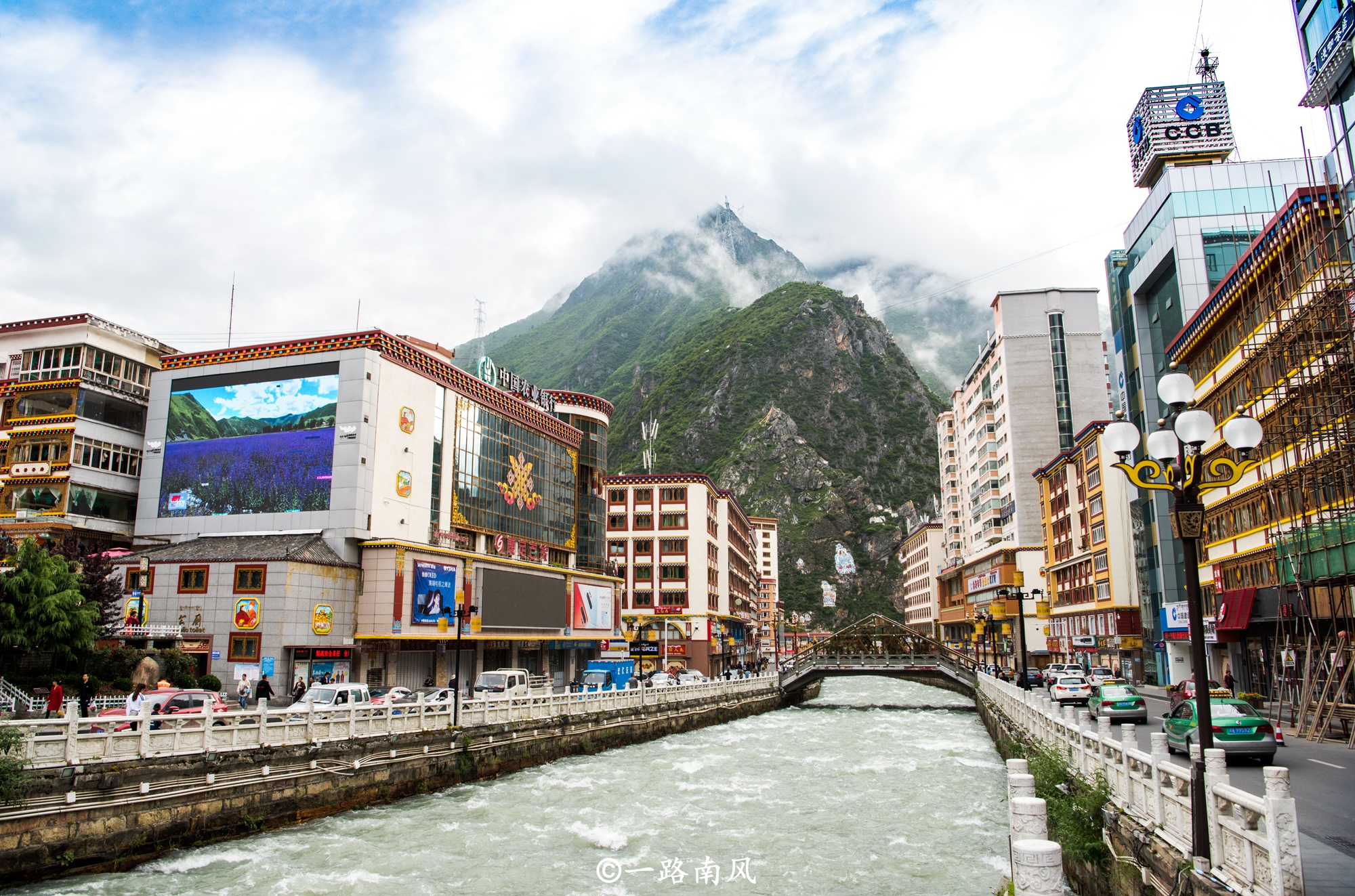 海拔2560米的四川康定城,环境不输云南丽江,游客却并不多