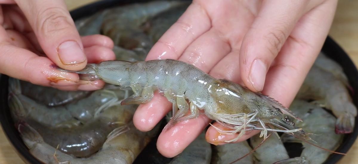 去除虾线不去头的最快方法,牙签去虾线快又干净