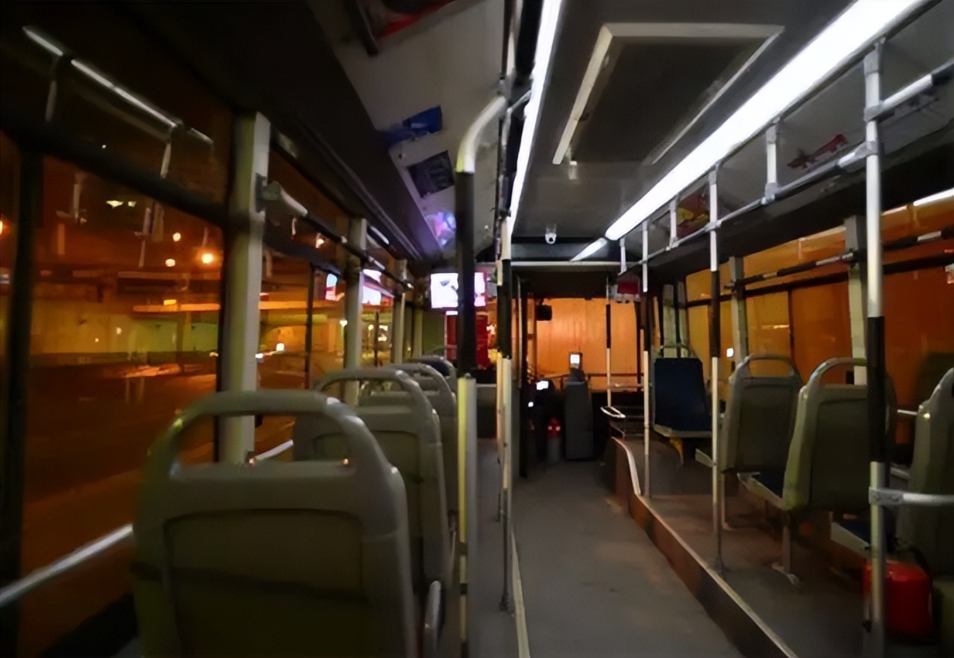 湖南52岁老人公交车内身亡,一男子15路公交车猝死事件