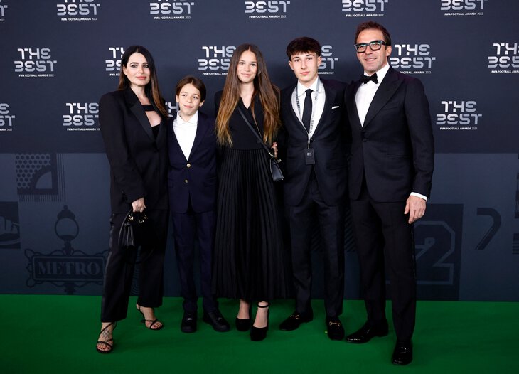 摩根世界杯梅西,梅西黑袍领奖视频