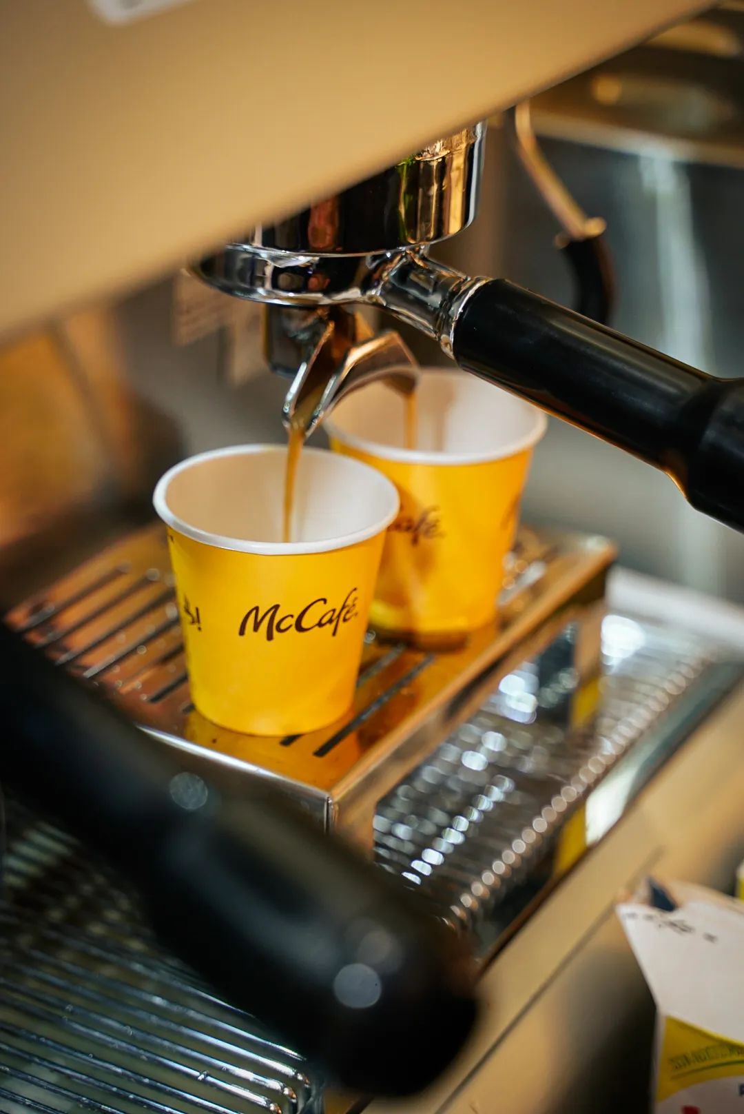 喝不到星巴克的老家,麦咖啡治好了我的「反向乡愁」