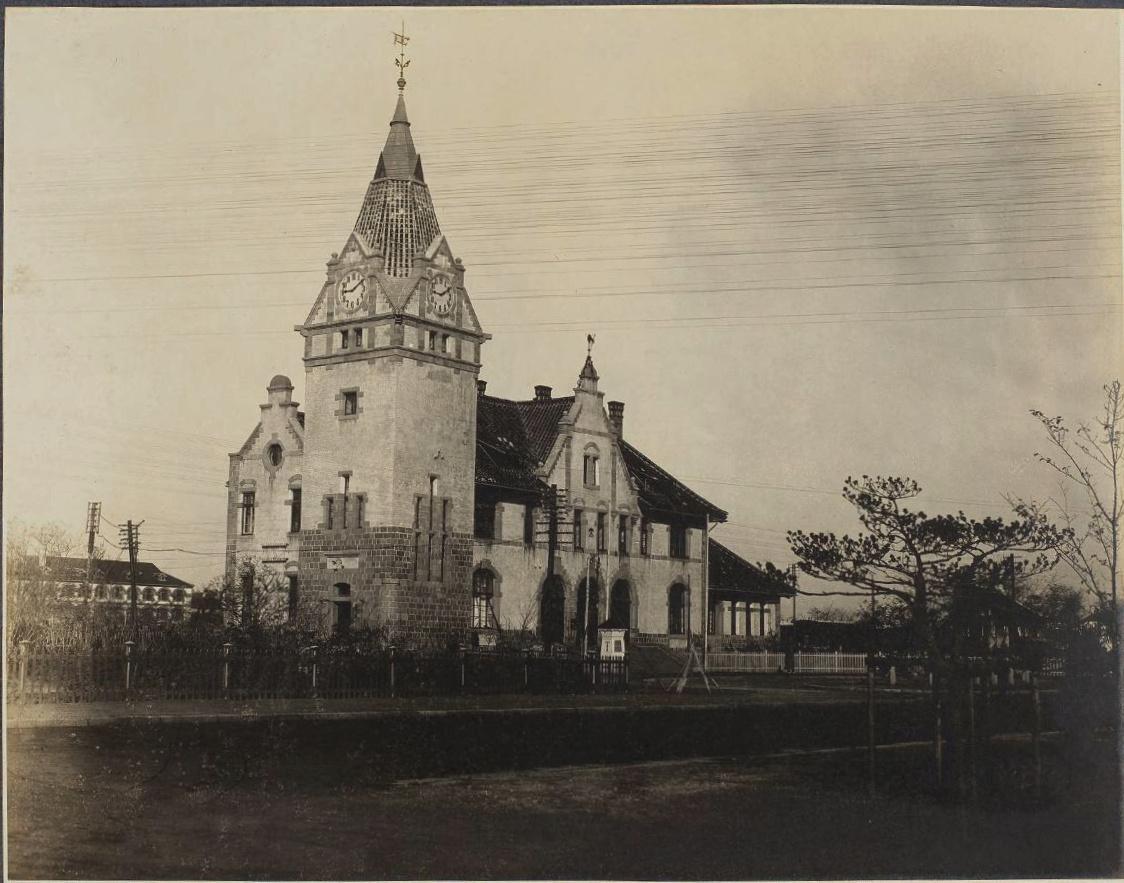 高清老照片:旗人格格大腿岔开豪放洗衣,地主三妻四妾不输女明星