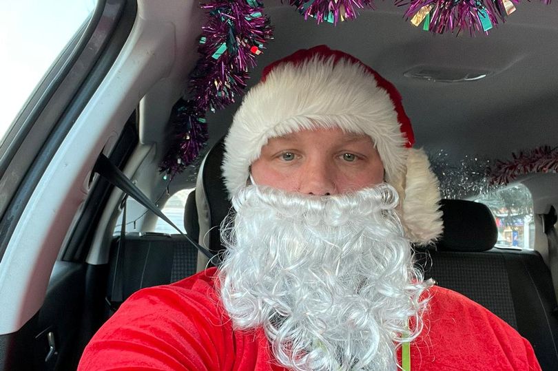 英国一出租车司机抨击市议会拒绝让他在工作中装扮成圣诞老人