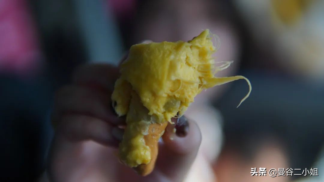 还吃啥榴莲自助?来泰国路边摊吃榴莲,100块钱管饱