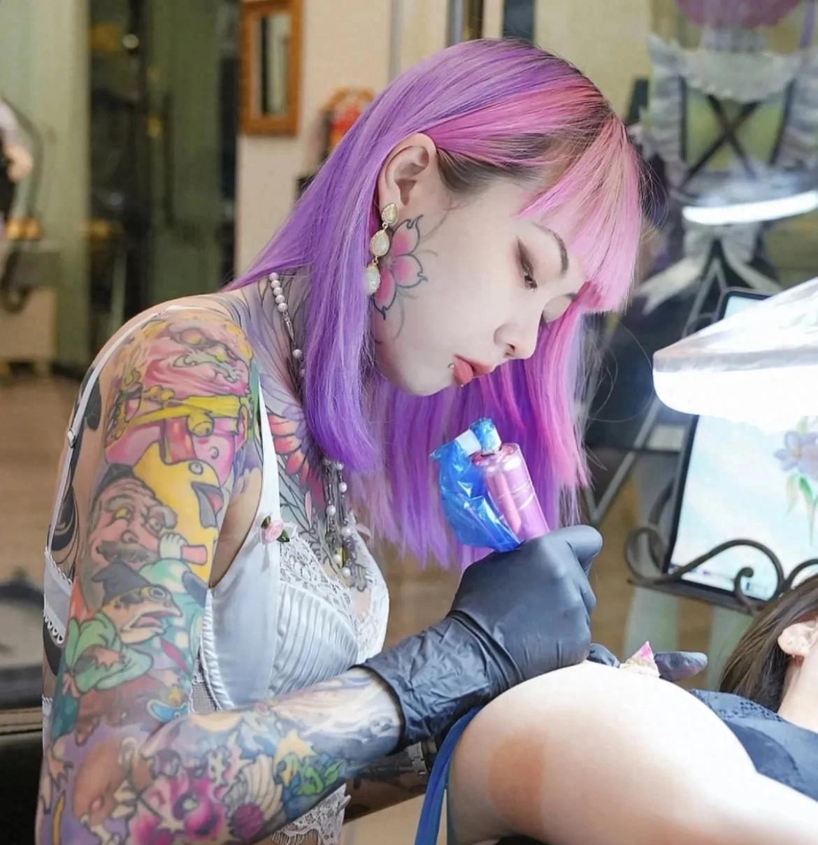 女生被发现纹身,如何正确看待女生身上有纹身