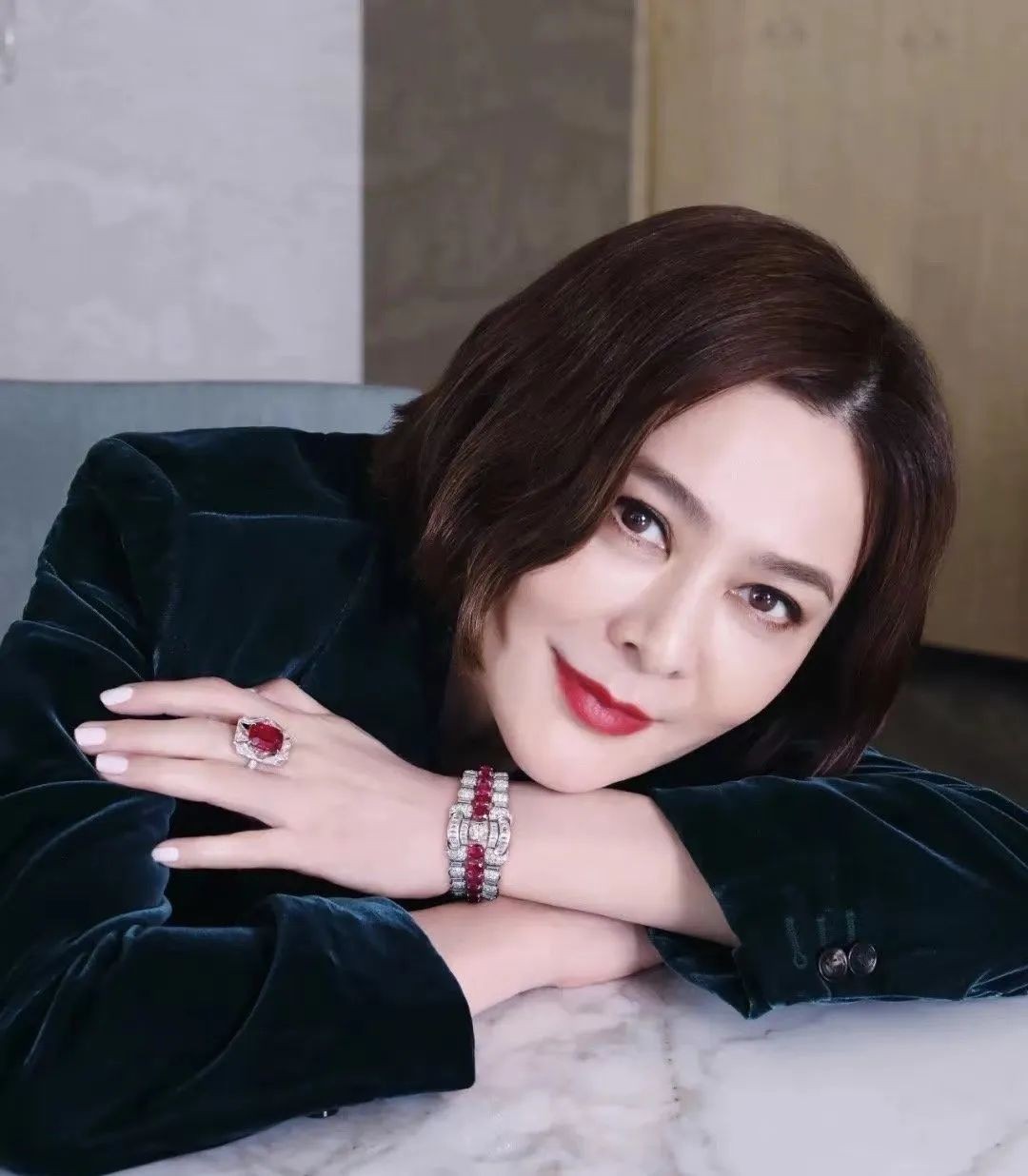 59岁关之琳罕见现身,55岁的关之琳难掩时光痕迹