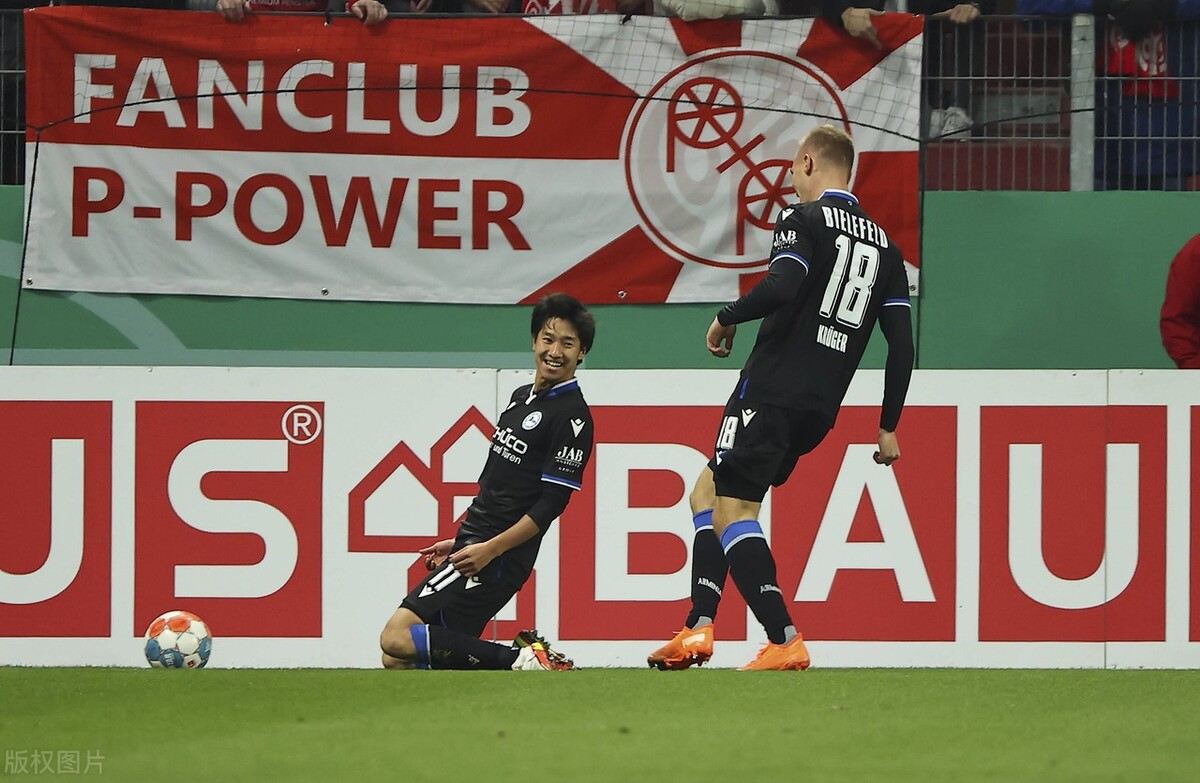 武磊3次世界级前插单刀踢飞,武磊门前横传队友又踢回来