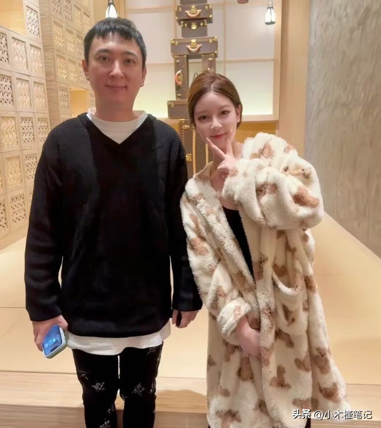 李易峰王思聪假笑男孩,王思聪和假笑男孩合影