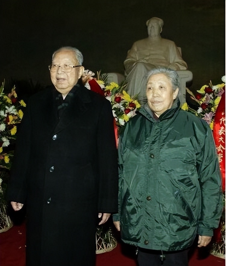 76年毛主席逝世，*东兴汪**看过悼词后提出一点意见，*国锋华**：我赞成