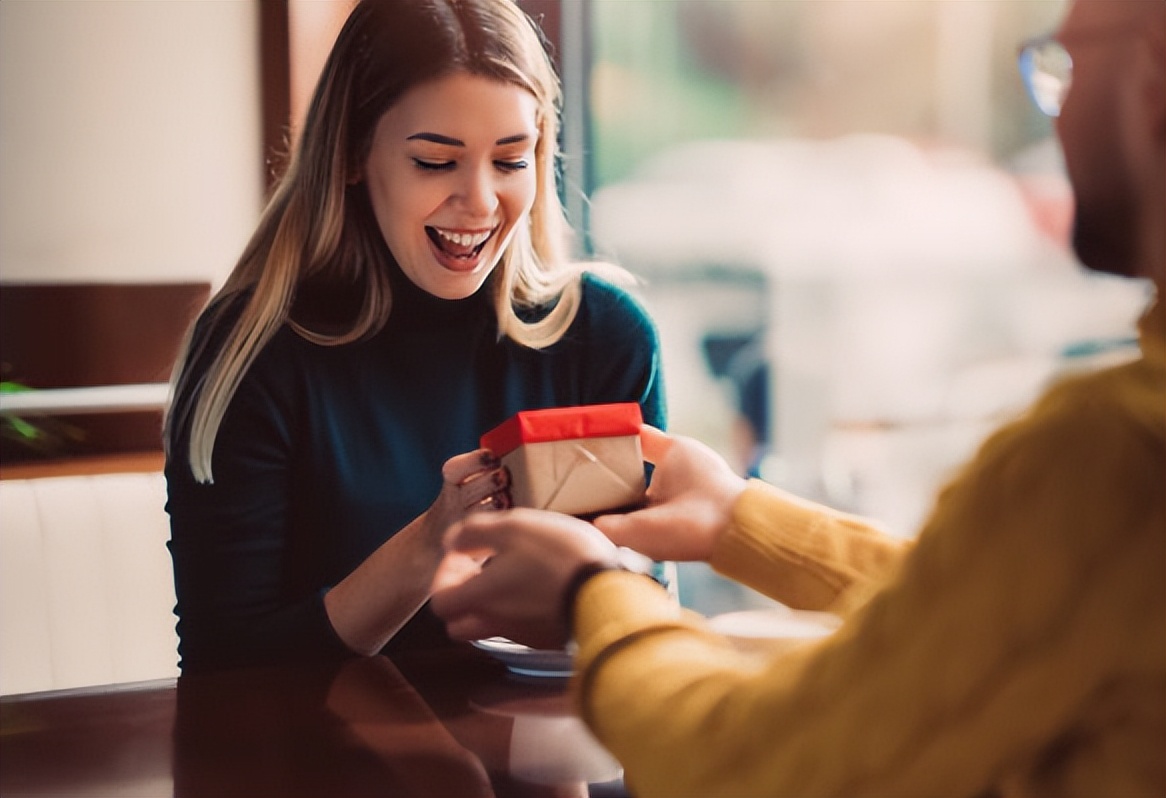 送礼物给喜欢的人什么最合适,送礼物要用心要送对方喜欢的