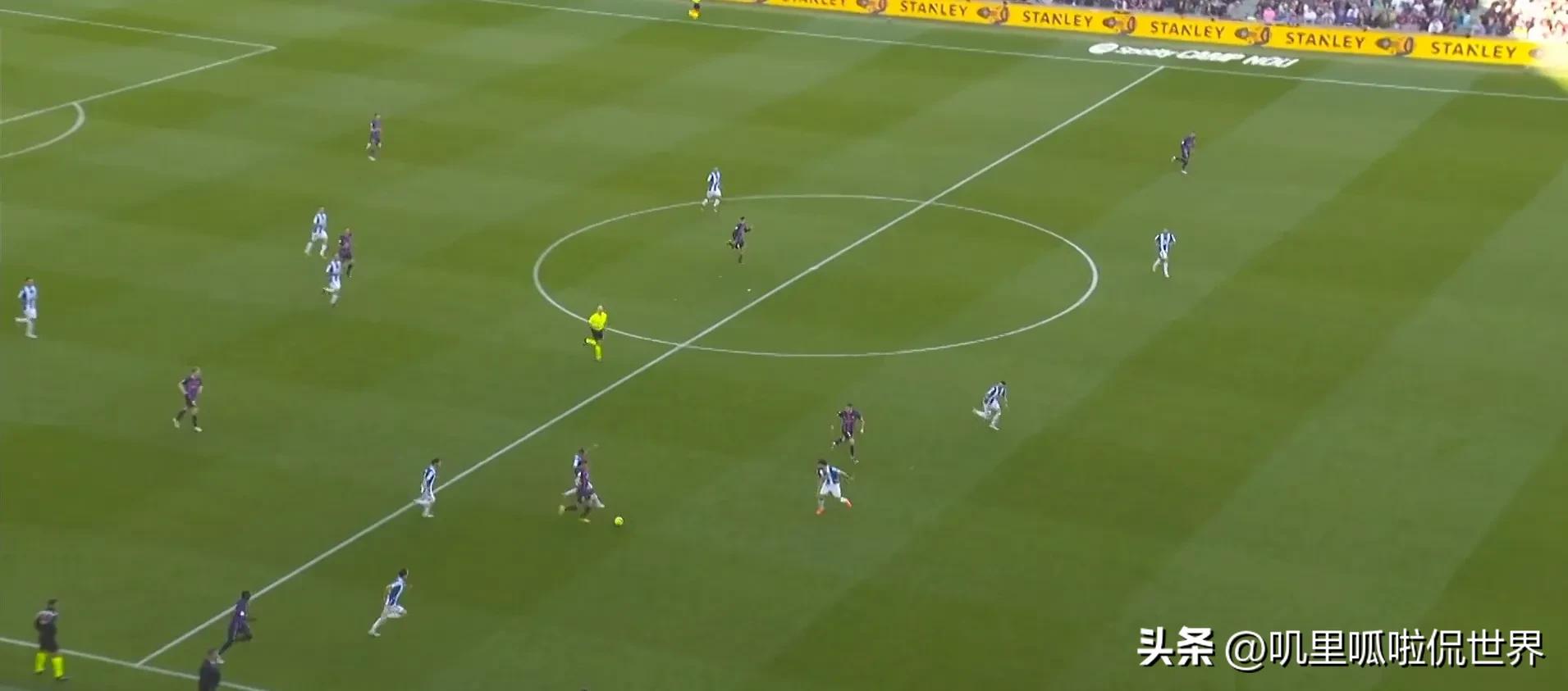 16张黄牌和四张红牌足球比赛,足球场谁跑动最多