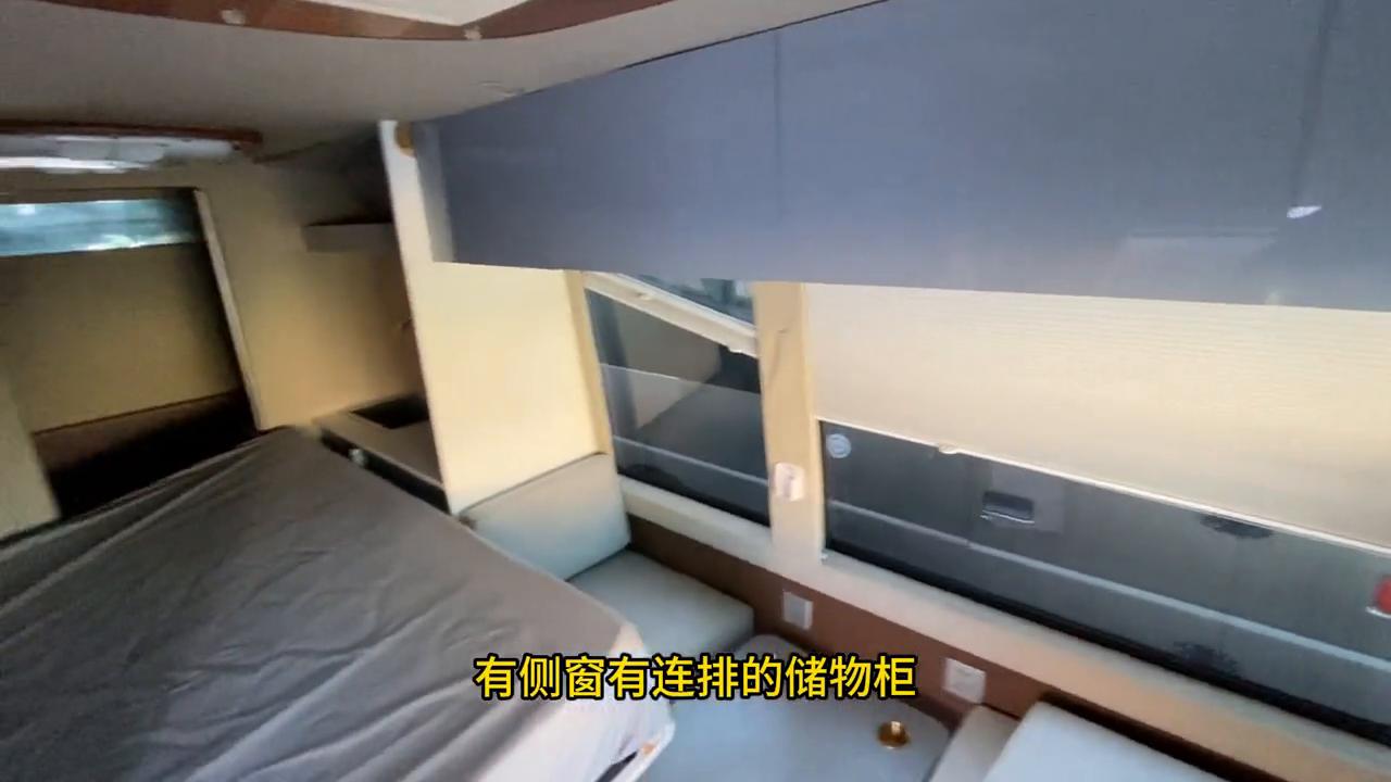 店内目前还有两台江铃考斯特，多床铺、单床铺都有，欢迎咨询