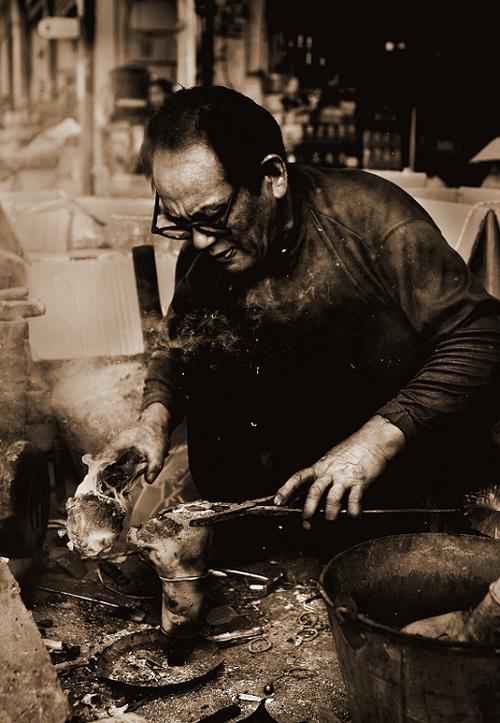 河南老汉带领全村制假致富,制假小作坊年赚百万