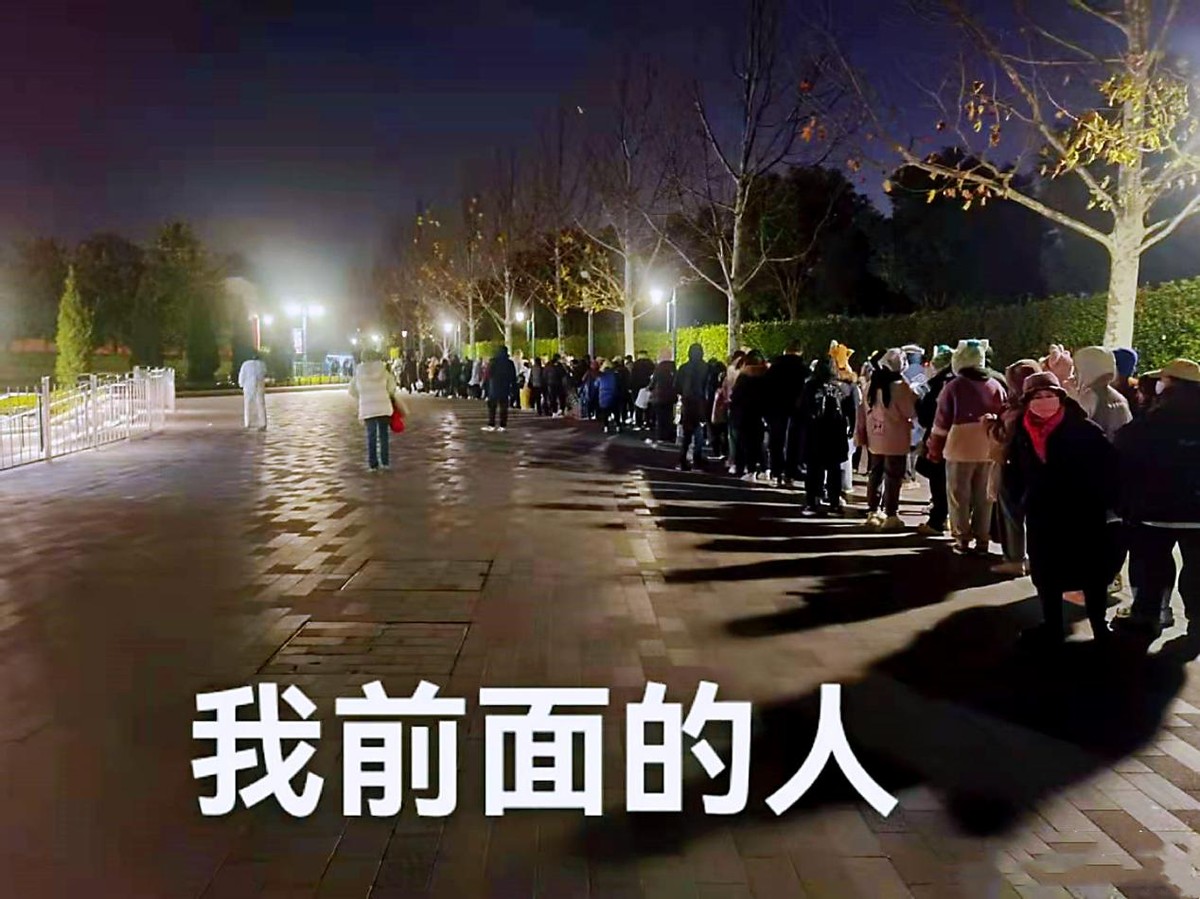5000人凌晨3点排队买迪士尼玩偶，有人憋到尿血，玩偶这么香吗