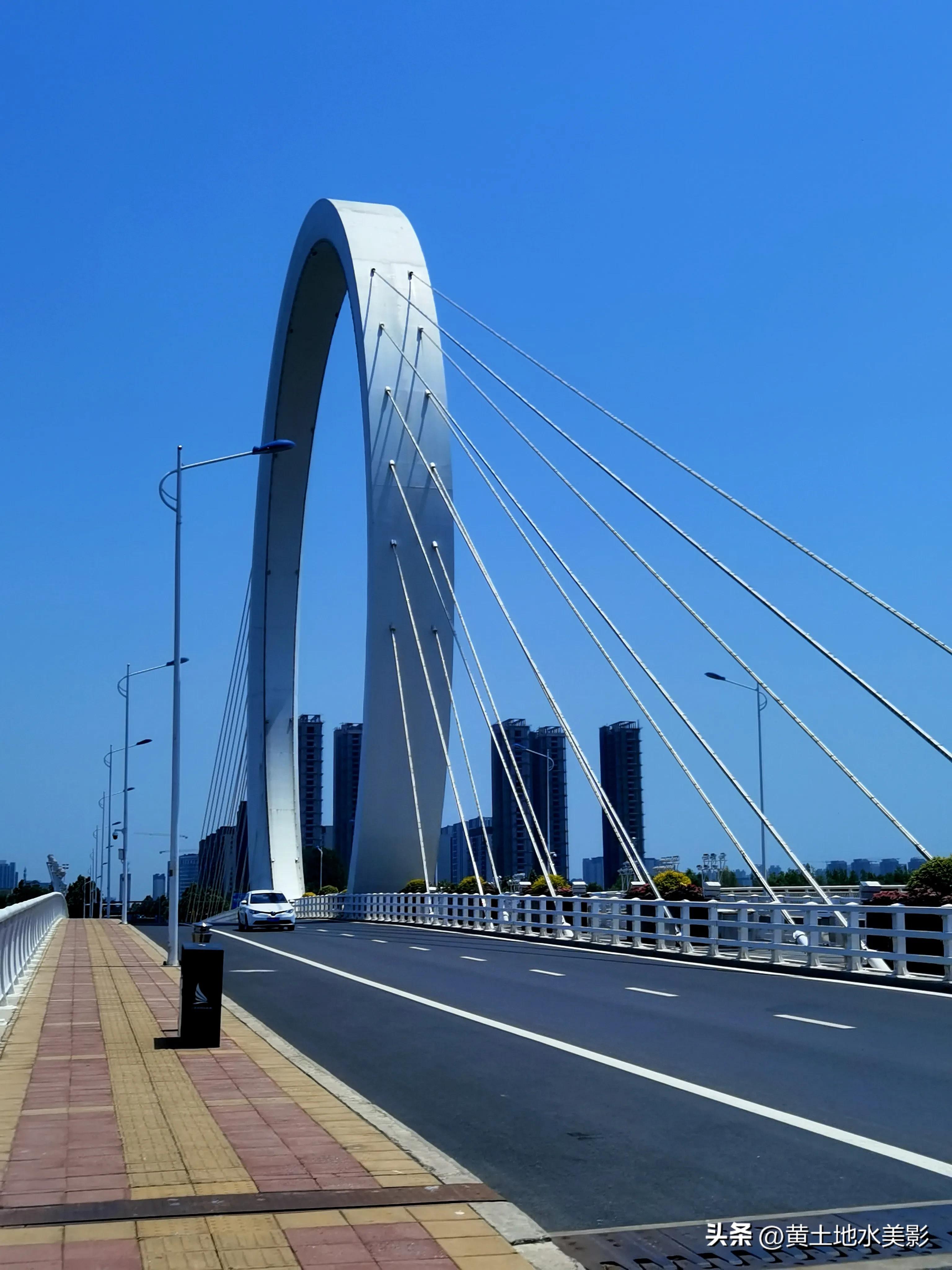 在郑州绕着蝶湖看风光，一枚大戒指吸睛八方客，它究竟有多美？